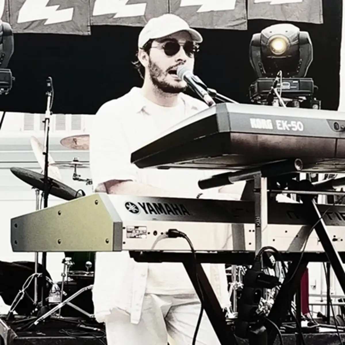 Portrait en noir et blanc de l'artiste Pierre B. regardant sur le côté.